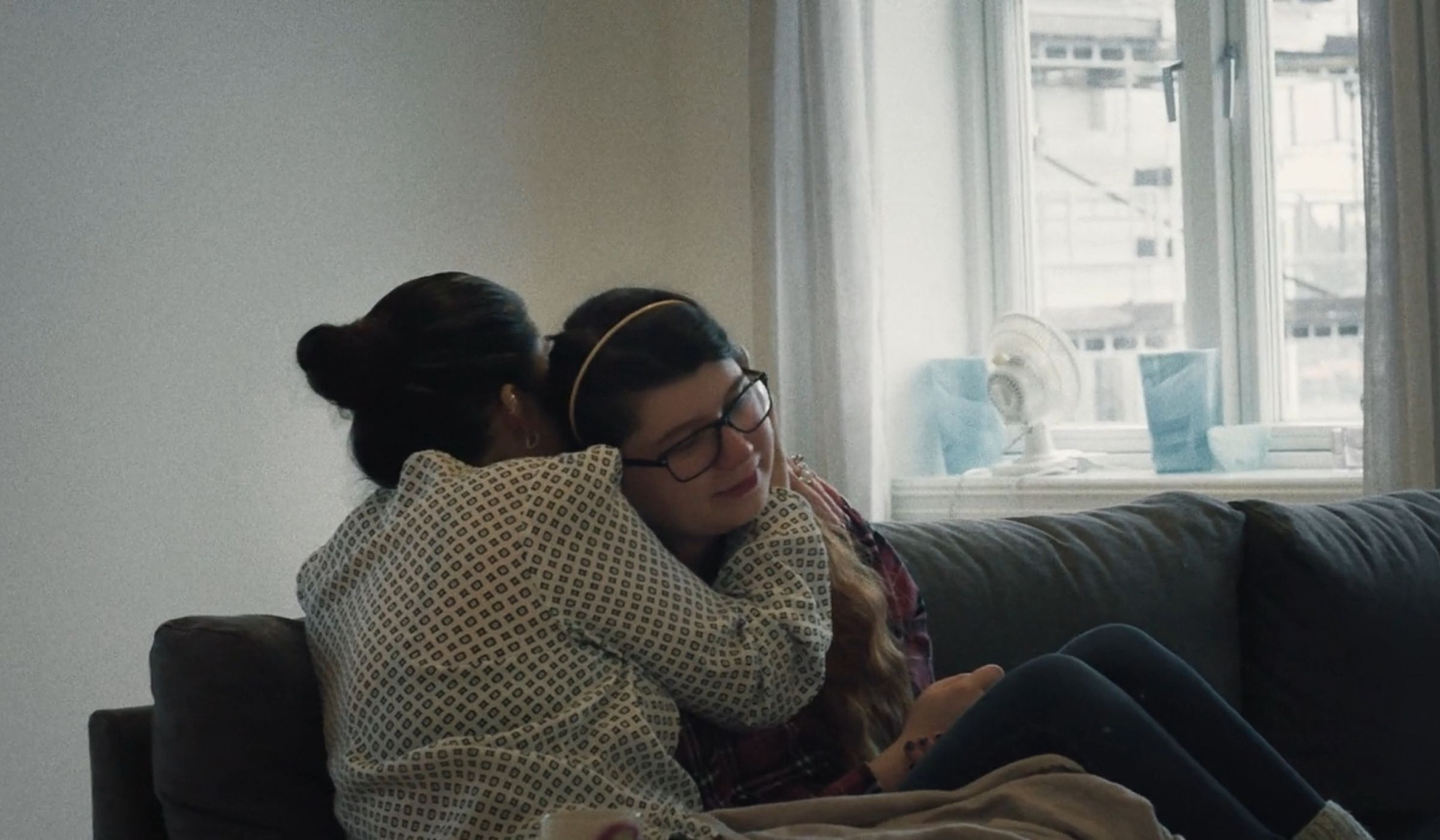 Stillsbilde fra filmen Alt det jeg er. Emilie og moren klemmer.